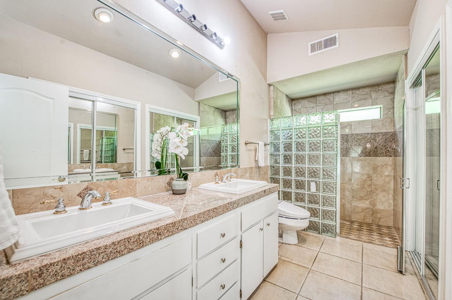 12235 N Willow Ave, Clovis, CA 93619