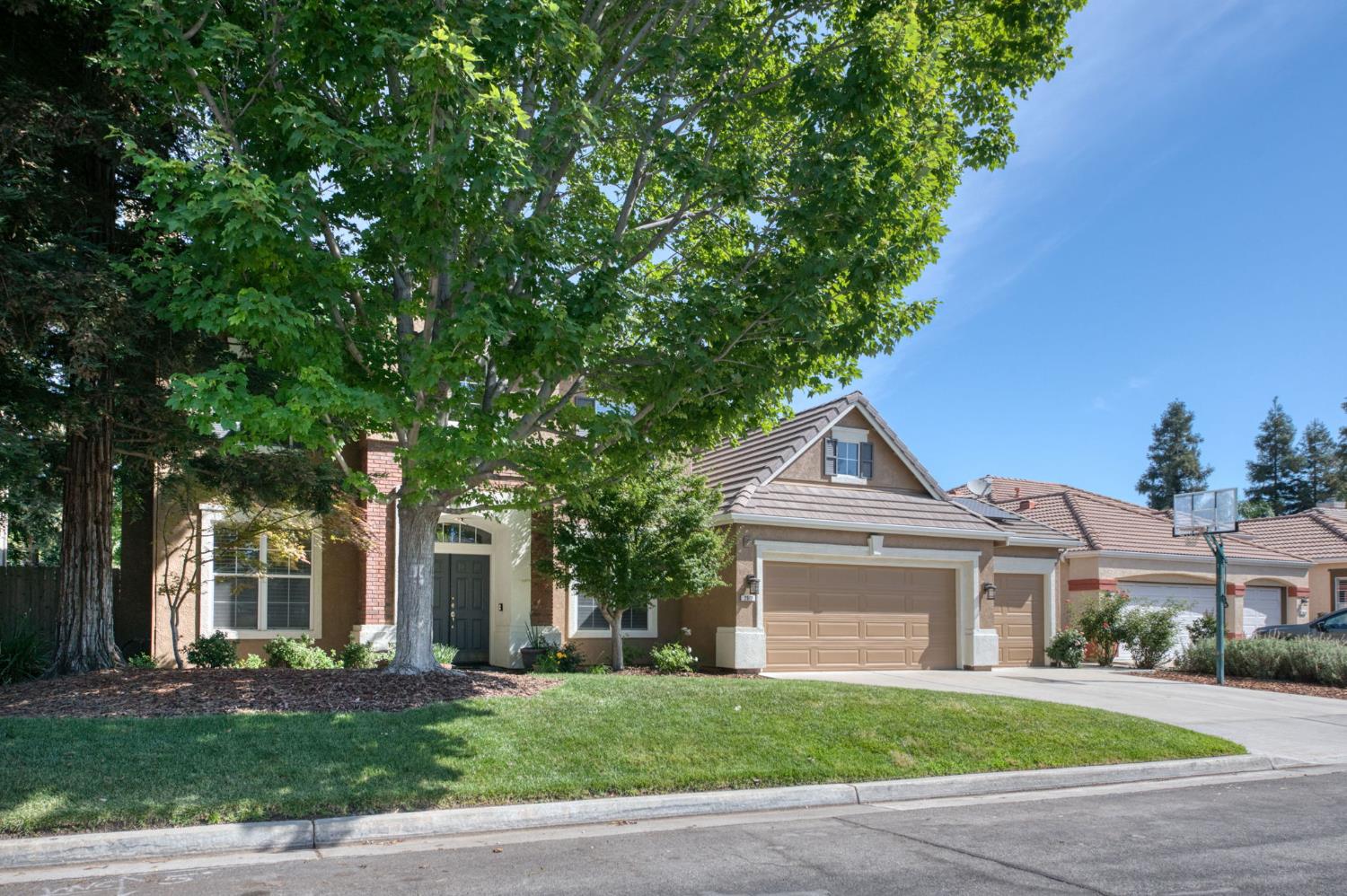 2612 E Shea Dr, Fresno, CA 93720