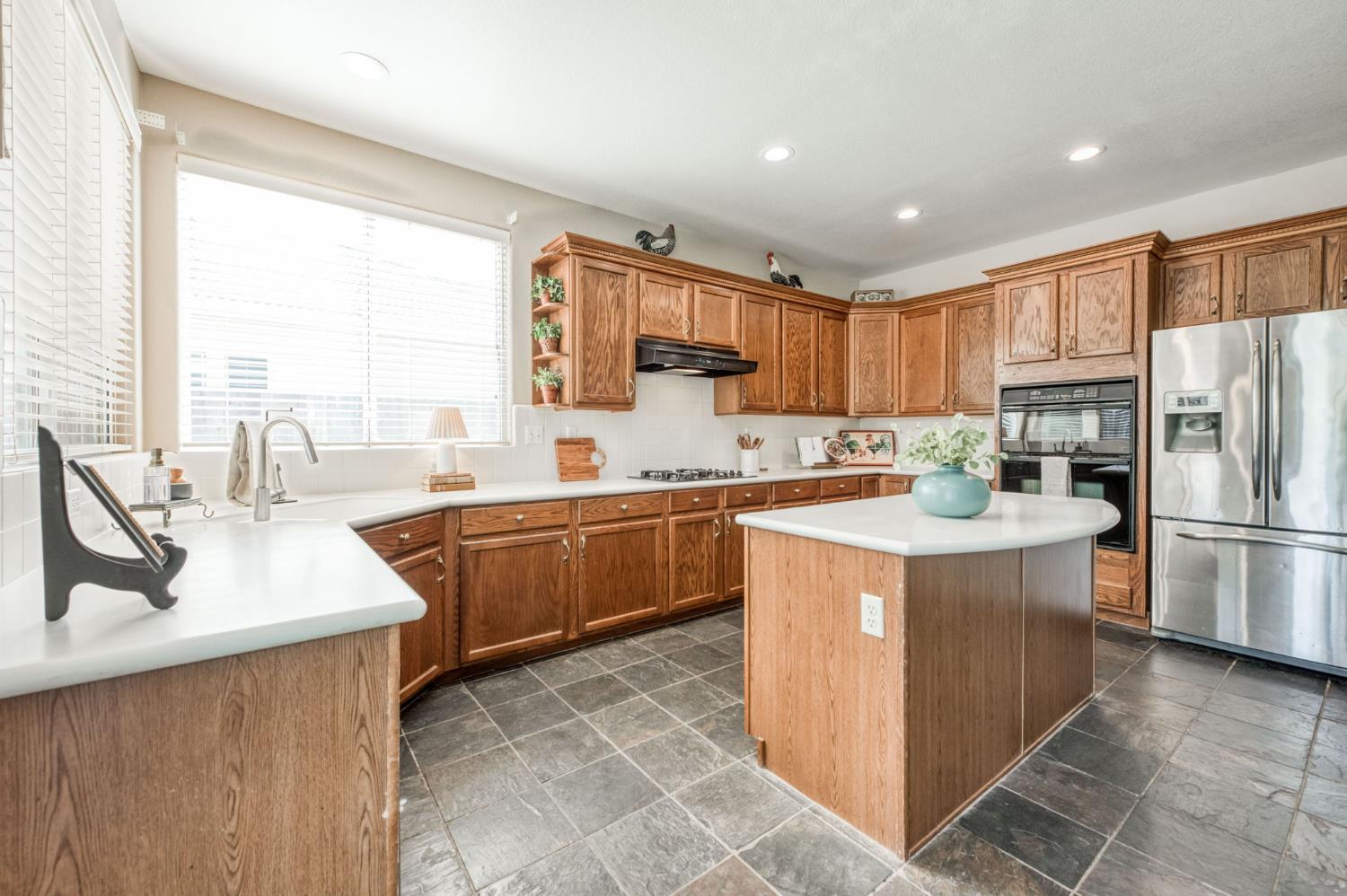 2612 E Shea Dr, Fresno, CA 93720